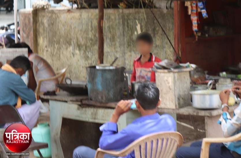 banswara बांसवाड़ा : परिवार भूखा ना सोए इसलिए बड़ों की तरह काम करते हैं यह बच्चे, कलम छूटी, हाथ में आए जूठे बर्तन, शराब की बोतल
