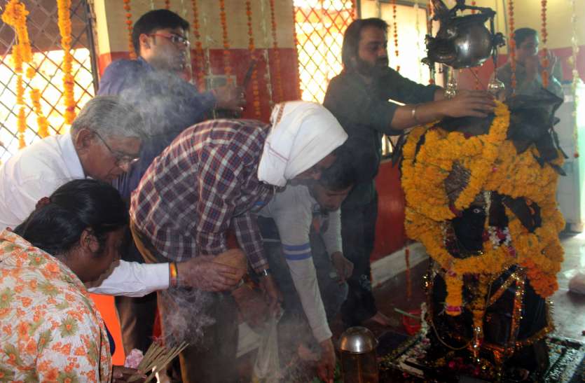 Bhandara on saturn jayanti दिनभर चला शनिदेव का तेलाभिषेक, शाम को हुए भंडारे