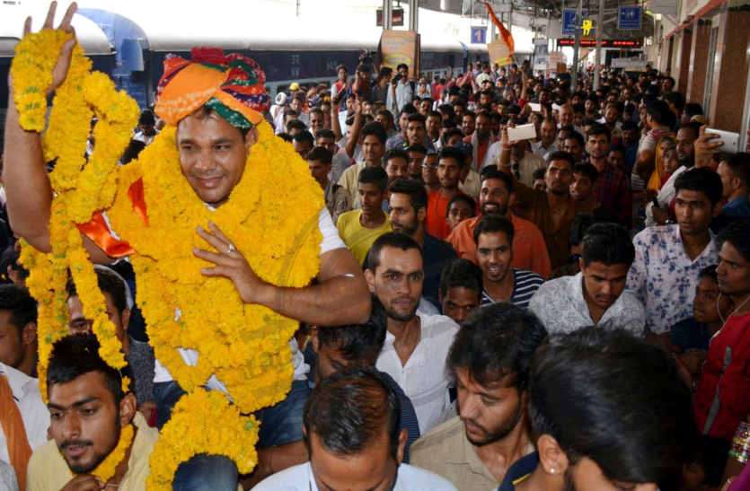 coach of team who wins six medals in Tashkand welcome in bhilwara ताशकंद में भारत की झोली में छह पदक डलवाने वाले कुश्ती काेेेच काेे पहलवानों के इस शहर नेे बिठाया पलकों पर