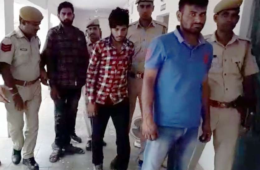 Criminal रात को झाडिय़ों के पीछे हो रहा था ऐसा काम, पुलिस ने मारी रेड तो उड़ गए होश