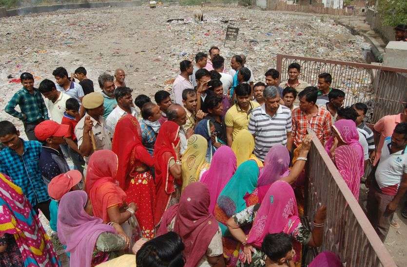 nagar parishad pali साहब! मवेशियों के शव व कचरे के बीच कैसे रहें, आप रहकर दिखा दो.....पढे़ क्या है मामला