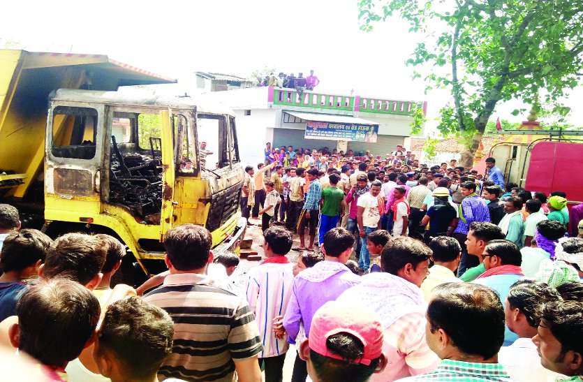 accident news दर्दनाक हादसा: हाइवा की तेज रफ़्तार ने बेटी को उतारा मौत की घाट, भड़के ग्रामीणों ने फूंका वाहन