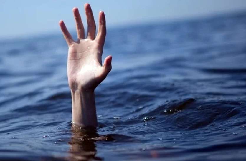 drown परिवार सहित गंगा स्नान करते तीन भाइयों की डूबने से मौत, एक-दूसरे को बचाने के चक्कर में गई जान