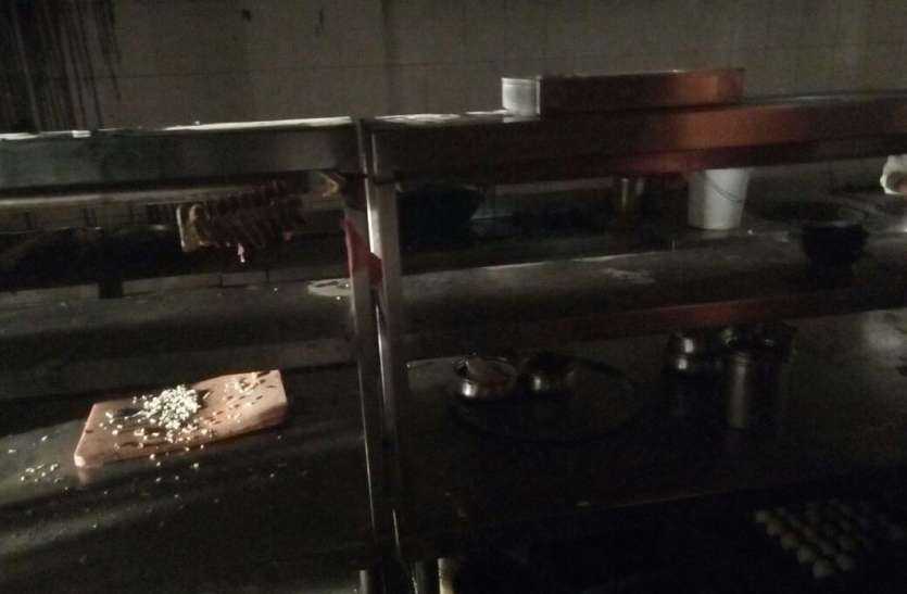 fire in hotel kitchen होटल के किचन में आग लगने से मची अफरा तफरी, स्टाफ ने लोगों को कमरों से निकला बाहर