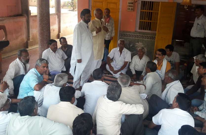 karauli hindaun patrika पांच करोड़ रुपए लेकर फरार व्यापारी के मामले में गृहमंत्री से मिलेंगे पीडि़त व्यापारी