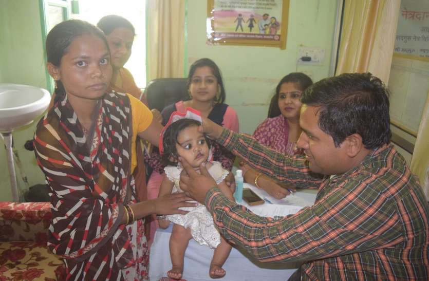 Health Department hindi News Madhya pradesh एपी गजब है.. जिला अस्पताल में पीआरओ करते रहे बच्चों की डॉक्टरी जांच