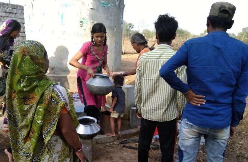 system २९२ हैंडपंप सुधारे गए, गांव के बाहर बोर खनन कर रहे पानी सप्लाई