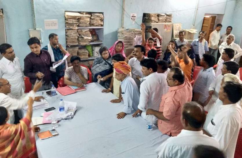 bandikui nagar palika पौने चार करोड़ के टेण्डर निरस्त की मांग को लेकर हंगामा