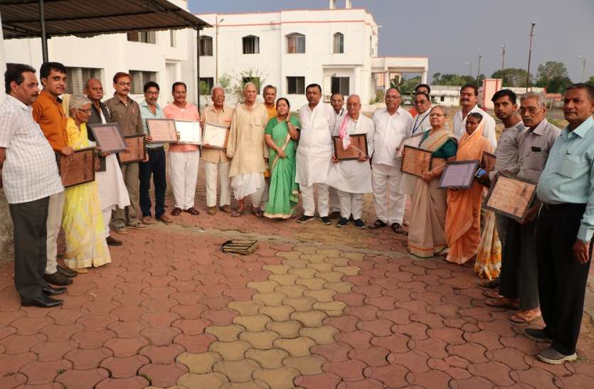 tamra patra लोकतंत्र सेनानी एवं आश्रितों को प्रभारी मंत्री ने दिया ताम्रपत्र