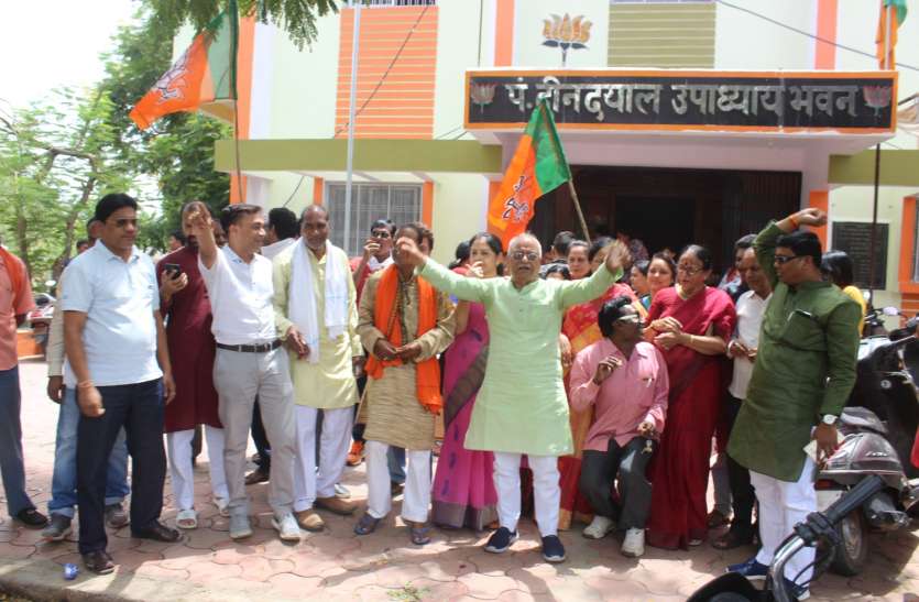 balaghat कर्नाटक में भाजपा की जीत पर भाजपाईयों ने मनाया जश्न