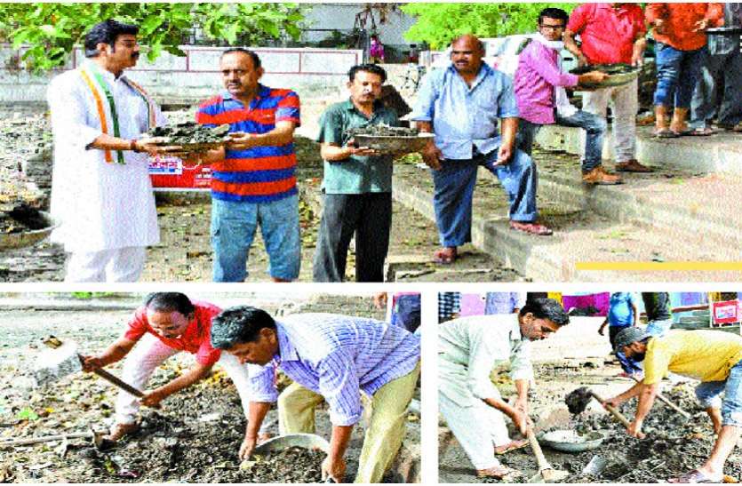 Water conservator of water in the lake for protection संरक्षण के लिए झील में उतरे जल रक्षक तो कचरे में दबी एक सीढ़ी निकली