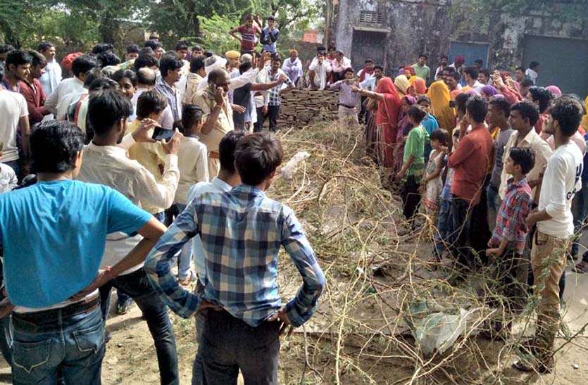Jammed performance पेयजल व बिजली संकट से त्रस्त लोगों का टूट रहा सब्र का बांध, आपूर्ति की मांग को लेकर ग्रामीणों ने जाम लगा किया प्रदर्शन
