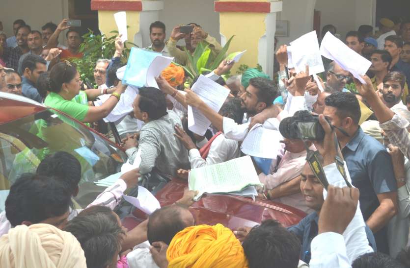 Rajasthan Magazine Jhalawar News, Rajasthan Jhalawar News, Jhalwar Magazine News, Chief Minister Jhalawar News, Vasundhara Raje Chief Minister Jhalawar News, Chief Minister visits Jhalawar News, Special News Jhalawar, News Jhalawar, बाहर आते ही ज्ञापन वालों के रुख से हुई रुबरु....