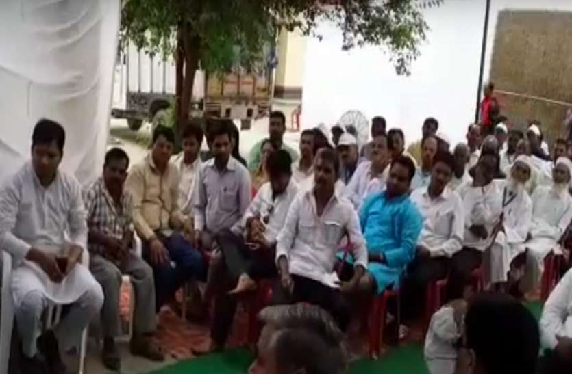Kannauj पुलिस ने बुलाई थी पीस कमेटी की बैठक, पहुंचे दंगारोपी तो भड़के लोग, देखें वीडियो