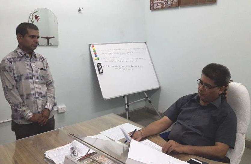 news राजस्थान पुलिस के सिपाहियों पर रोडवेज के कंडक्टर को पिटवाने का आरोप, करौली SP ने दिए जांच के आदेश