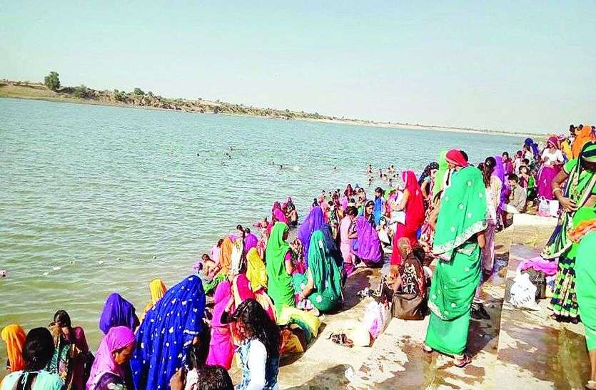 त्रिवेणी संगम में स्नान करने पहुंचे लोग। रामेश्वर धाम चतुर्भुज नाथ त्रिवेणी संगम पर अमावस्या के पावन पर्व पर लोगों ने लगाई डुबकी