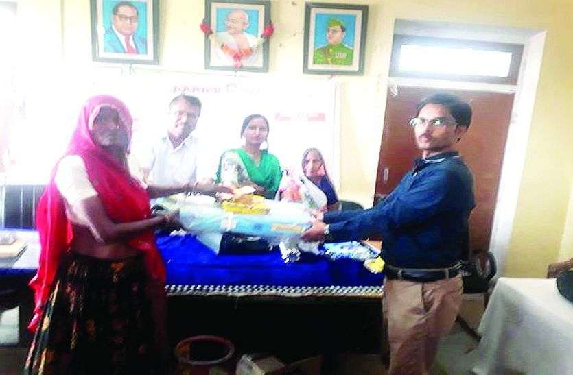 गैस चूल्हा सौंपते अधिकारी। ग्रामीणों के निपटाए कार्य, गैस कनेक्शन भी वितरित,राजस्व मामलों का किया निपटारा