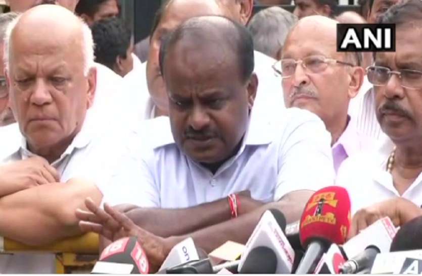 Kumarswami, karnataka election कर्नाटक चुनाव: कुमारस्वामी ने राज्यपाल से मिलकर सरकार बनाने का दावा पेश किया