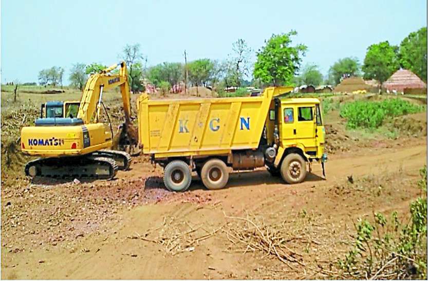 chhattisgarh news करोड़ों की राशि बचाने नदी नाले का सीना चीर निकाल रहे रेत