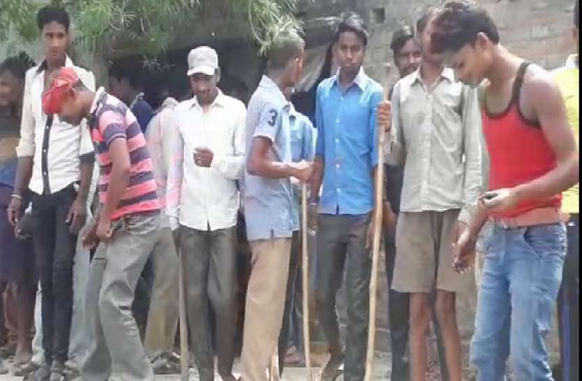 Leopard injured villager ग्रामीण को घायल कर मकान में छुपा तेंदुआ