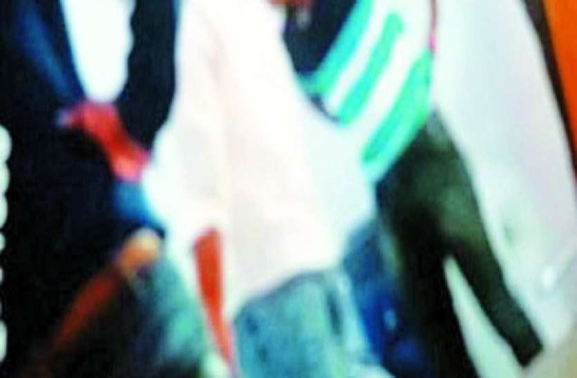 police man क्राइम ब्रांच के सिपाही ने साथी पर तानी पिस्टल,चले लात-घूंसे