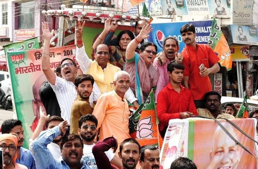 रथ पर सवार होकर मनाया था जश्न, बहुमत नहीं मिलने के बाद भी सरकार बनाने का किया ऐलान मेयर ने शपथ की तारीख कर दी मुकर्रर, येदियुरप्पा बनेंगे कर्नाटक के चीफ मिनिस्टर