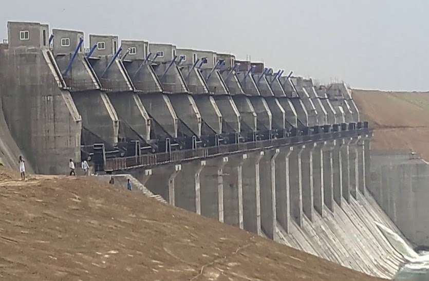 rajgarh news, rajgarh patrika, patrika bhopal, bhopal mp, mp, Mohanpura Irrigation Project, बगैर जांचे एक खाते में डाल दिया दो किसानों का भुगतान, इंजीनियर पर लगे आरोप