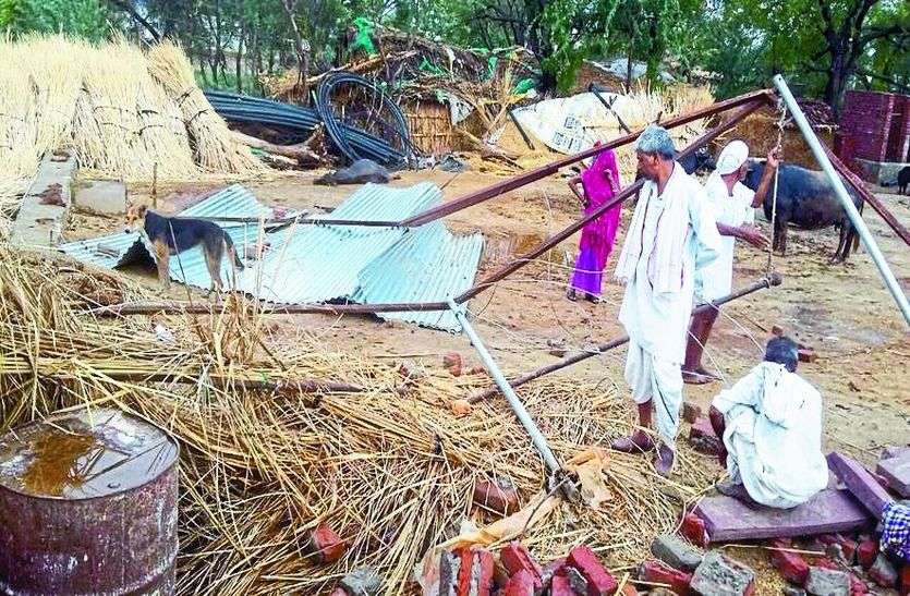 अंधड़ के बाद तबाही के नजारे। अंधड़ का तांडव, ओले भी गिरे,जिले में मौसम ने दिखाए तेवर