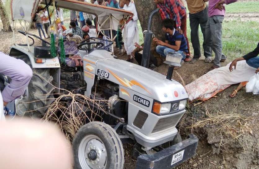 patrika गर्मी से बचने के लिए दुपट्टा बांध लिया लेकिन मौत से न बच सकी