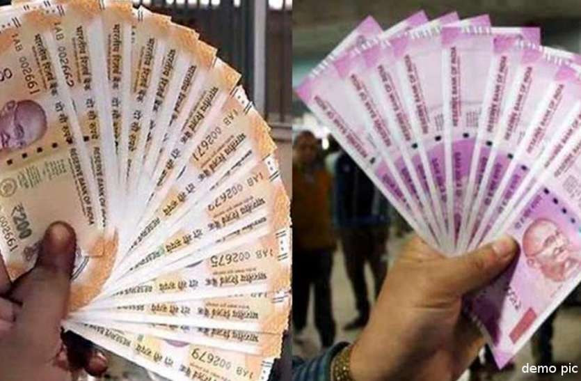 banswara नोटबंदी के बाद अब आया नया संकट, 200 और 2000 की नोटों ने फिर बैंकों में लगवाई लाइन