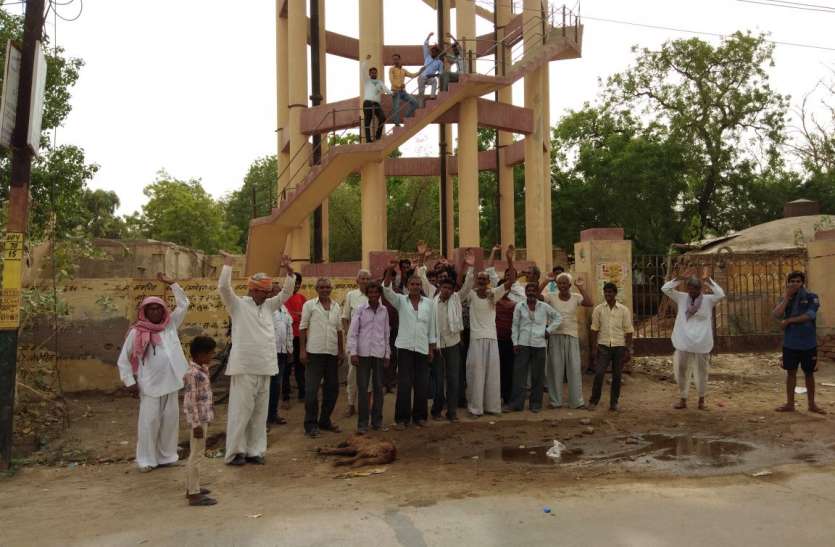 drinking-water-crisis-in-village राजस्थान के इस गांव में पेयजल के लिए टंकी पर चढ़ गए लोग