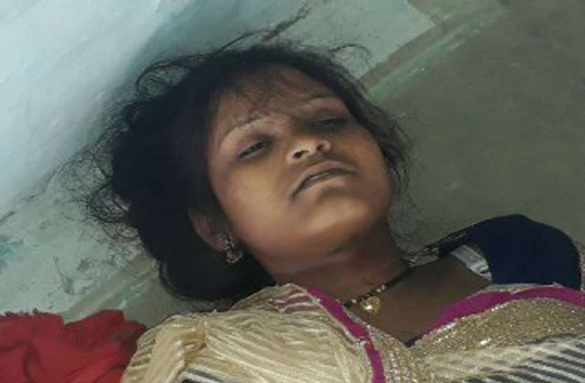 Newly married couple got hanged हाथों की मेंहदी भी नहीं छूटी थी कि नवविवाहिता ने दूल्हे संग लगा ली फांसी, देखें वीडियो