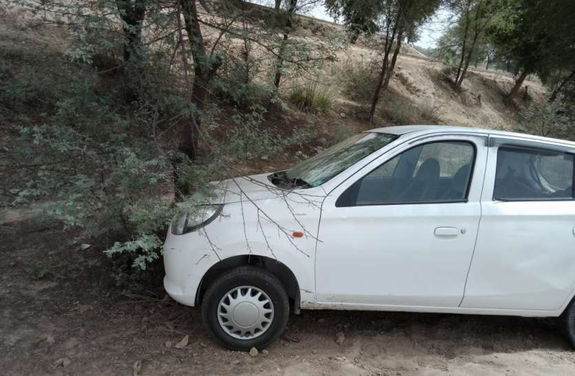 accident चलती कार में हुआ कुछ ऐसा की हो गई अध्यापक की मौत
