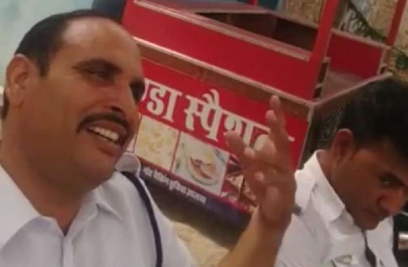 traffic police man ट्रैफिककर्मी को बोतल के लिए वसूली पड़ी महंगी, वीडियो वायरल
