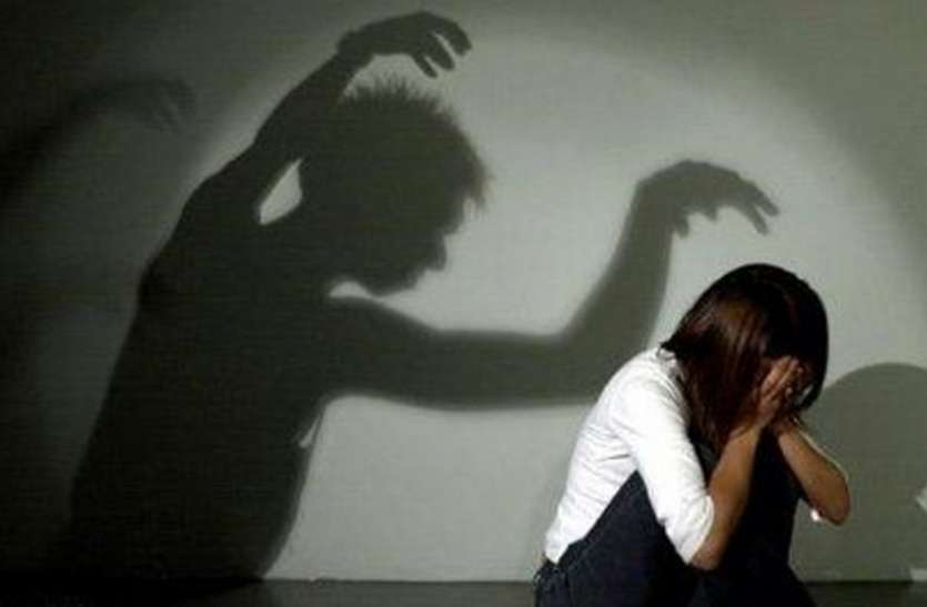 meerut पिता की एेसी हरकतों पर बेटी को लेकर मां रात में ही पहुंच गर्इ थाने, पुलिस ने वापस भेज दिया घर...