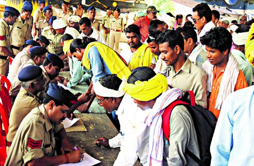 patrika पत्थलगड़ी लोकतंत्र का हिस्सा, आदिवासियों ने कहा भ्रम न फैलाए सरकार, 92 ने दी गिरफ्तारी