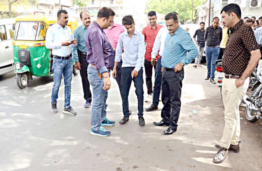 robbery आंखों में मिर्च पाउडर झोंककर शोरूम कर्मचारी को लूटा