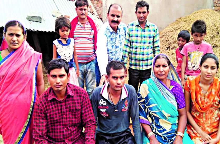 Rajnandgaon news यह कहानी नहीं हकीकत है : बचपन में बिछड़ा, जवानी में लौटा