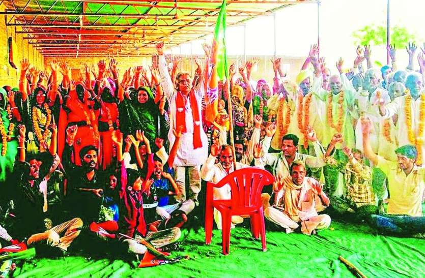 patrika चलो पंचायत में फहराया पार्टी का झंडा