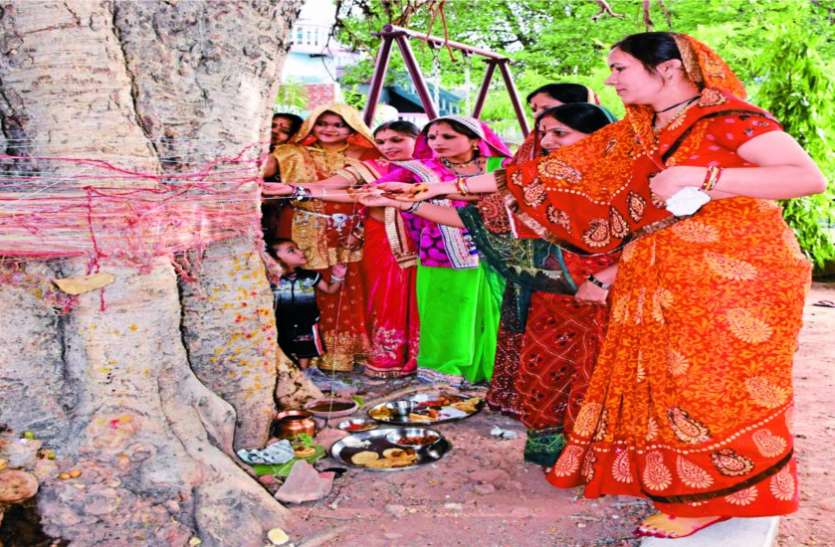 Coincidence of Sarvartha Siddhi Yoga महिलाओं ने की वट पूजा, यह है वट सावित्री व्रत का पौराणिक महत्व
