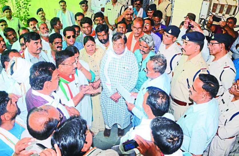 Demand for withdrawal of case दुराचार का विरोध किया तो दर्ज हो गया प्रकरण, वापस लेने की मांग
