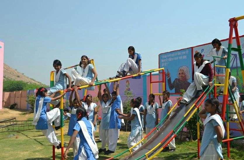 govt school studnts trends in alwar बेटियों को पढ़ाते हैं सरकारी स्कूल में , बेटों को प्राइवेट में