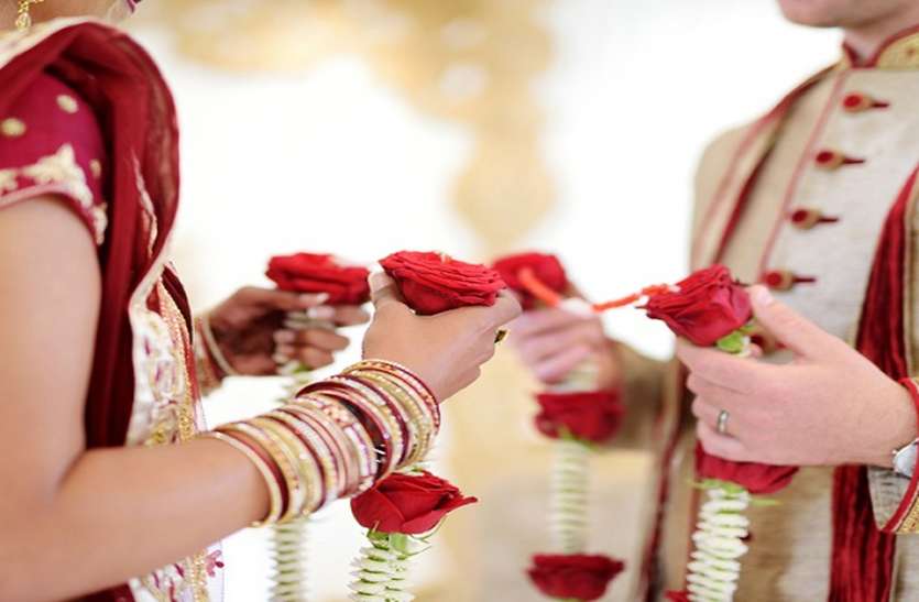 wedding महिला आयोग में शादी है...आप आ रहे है या नहीं ?