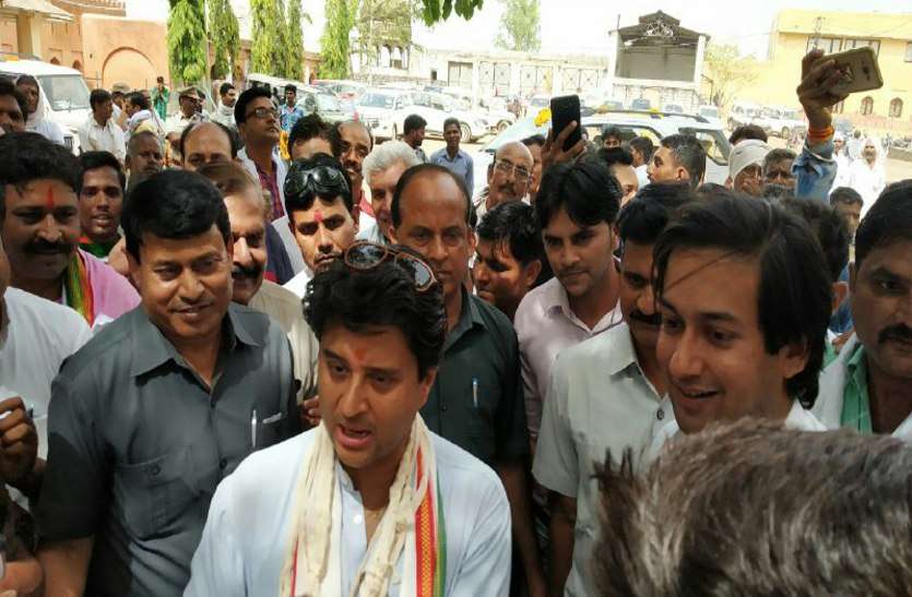 guna, guna news, political news, sindhiya, congress, patrika news, guna patrika, patrika bhopal, सिंधिया पहुंचे दिग्विजय सिंह के किले पर, कहा राजनीतिक मुलाकात न समझें
