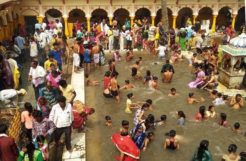 बड़पूजनी अमावस्या पर्व पर बड़ी संख्या में श्रद्धालुओं ने सीताबाड़ी के पवित्र कुंडों में डुबकी लगाई बड़पूजनी अमावस्या पर्व पर बड़ी संख्या में श्रद्धालुओं ने सीताबाड़ी के पवित्र कुंडों में डुबकी लगाई
