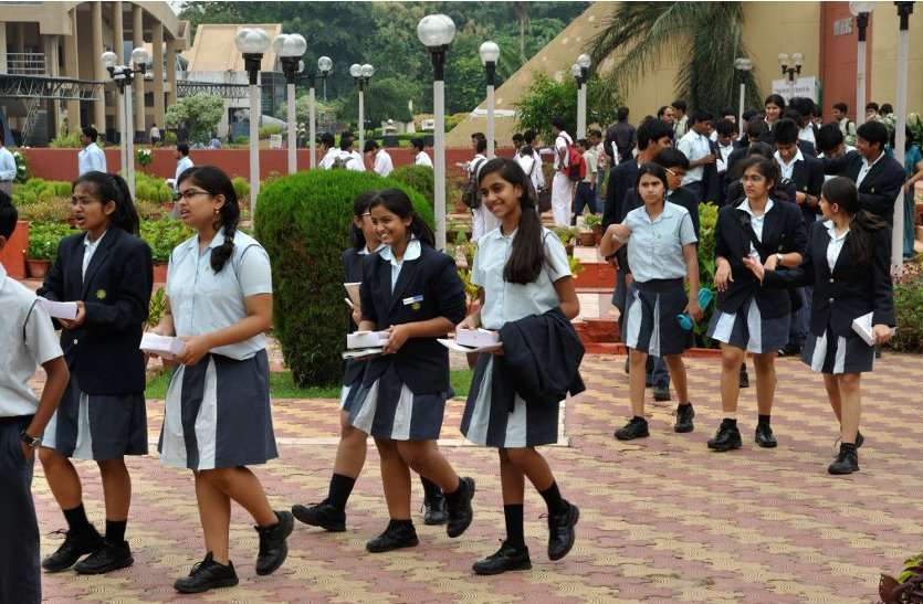 students अब उठी प्राइवेट स्कूलों में 12वीं क्लास तक फ्री शिक्षा की मांग