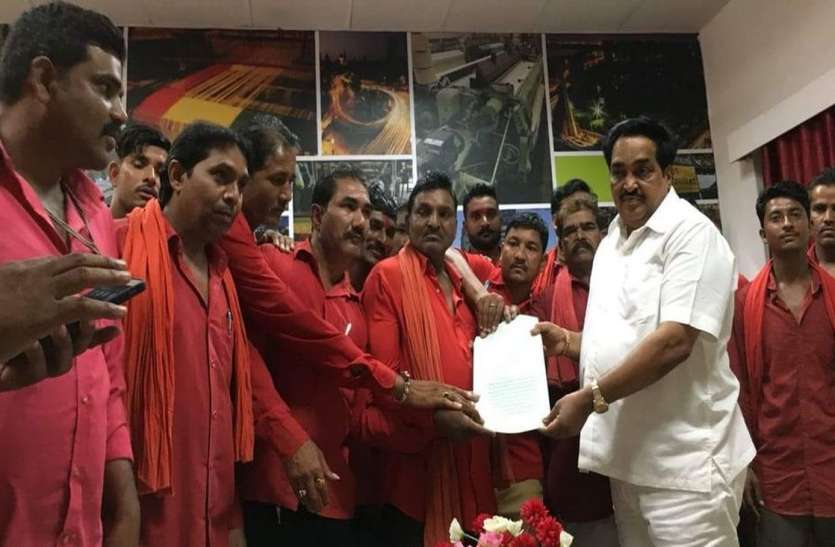 surat photo स्टेशन पर बैटरी वाली कारों का विरोध