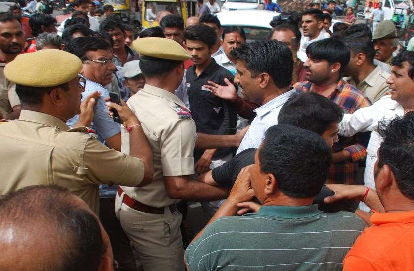 fight at sweet shop मिठाई की दुकान से पॉलीथिन थैलियां जब्त करने पहुंचे नगर परिषद दल से मारपीट