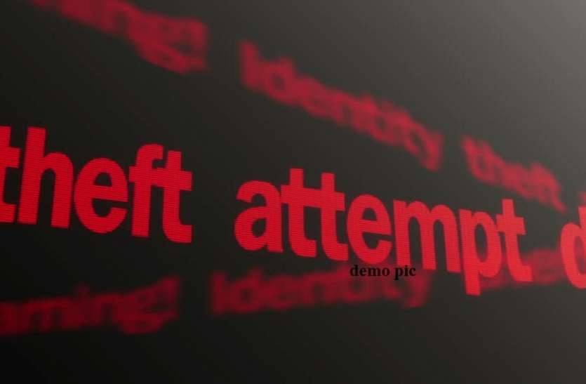 theft attempt कस्बे के इस बाजार में चोरो ने एक साथ इतनी दुकानों के शटर को ऊँचा किया लेकिन ...