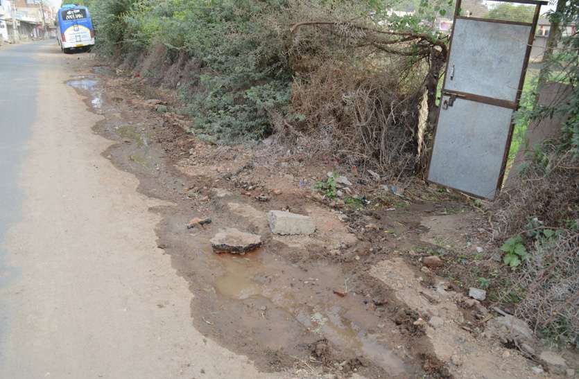 व्यर्थ पानी शहर में एक तरफ पानी को तरस रहे लोग, दूसरी ओर जलदाय विभाग की लापरवाही से पचास हजार लीटर पानी व्यर्थ बह गया
